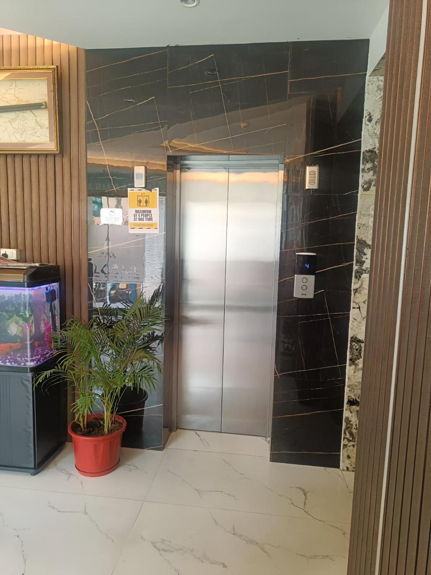 Treebo The Armani Near Igi Airport Hotel นิวเดลี ภายนอก รูปภาพ
